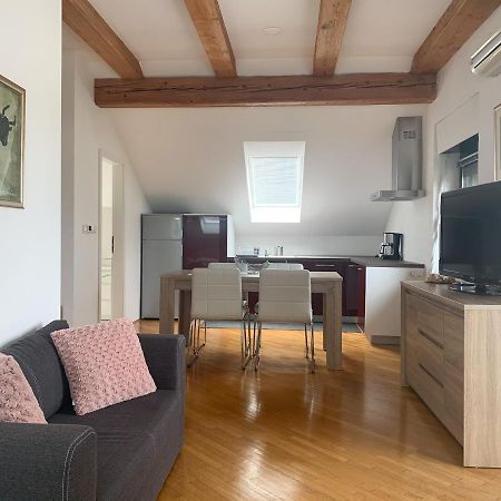 Ela'S Apartment Komenda Екстер'єр фото