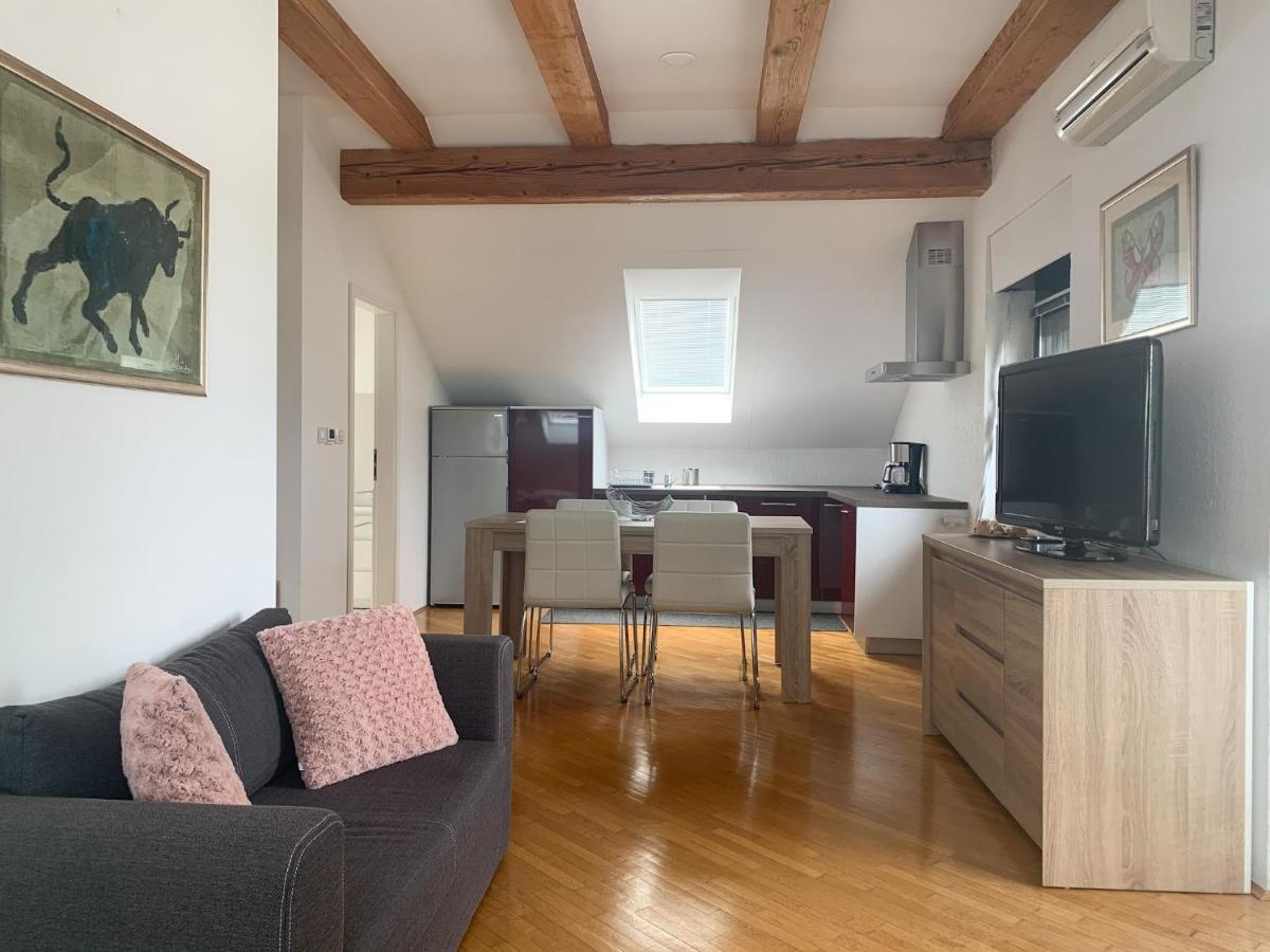 Ela'S Apartment Komenda Екстер'єр фото