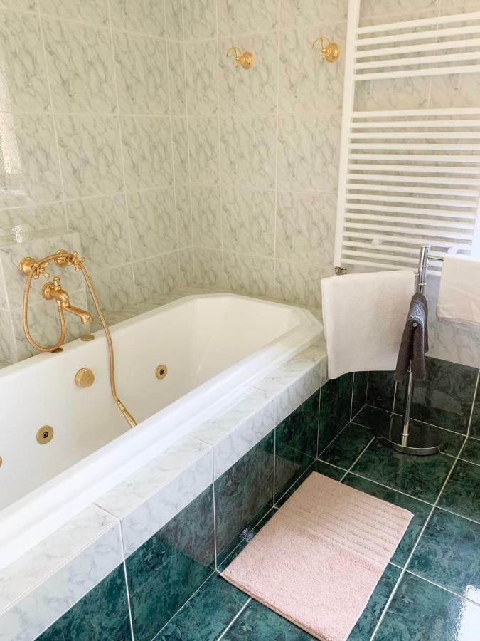 Ela'S Apartment Komenda Екстер'єр фото
